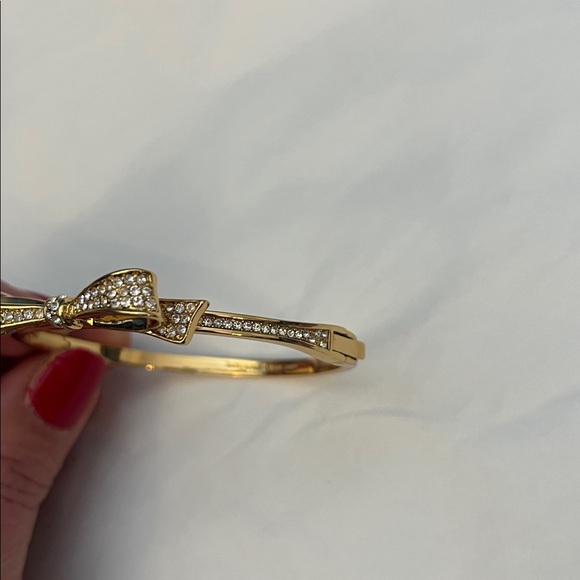 GUC Kate Spade New York Love Notes Pave Bow Gold Tone Hinged Bangle Bracelet - Picture 3 of 8